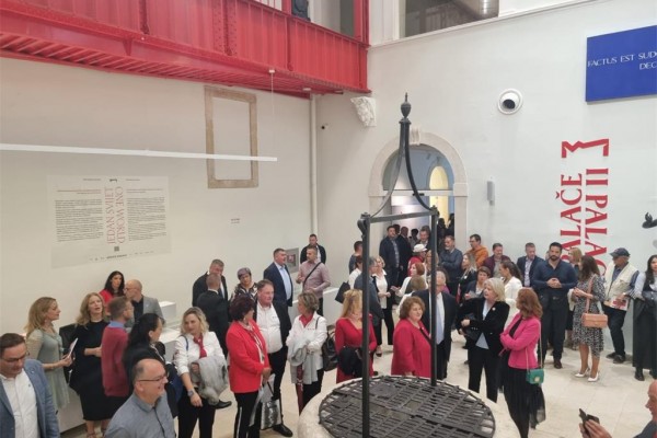 Izložba „Baština humanosti u Zadru: 145 godina Hrvatskog Crvenog križa“ otvorena u Kneževoj palači u Zadru