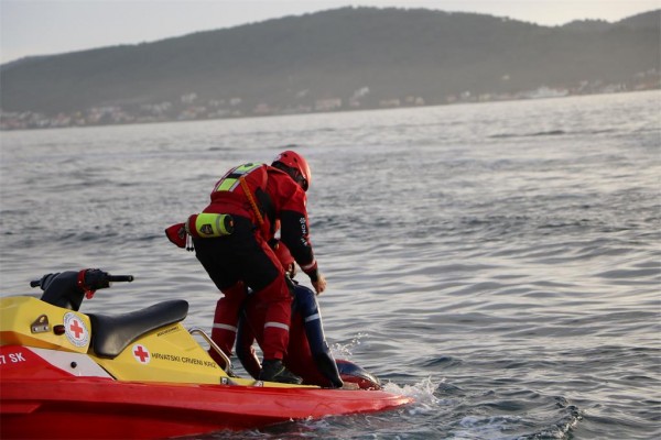 Održana atraktivna pokazna vježba spašavanja iz mora